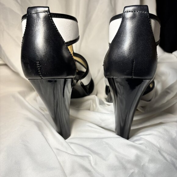 Women's Michael Kors Berkley T Strap Leather Shoe Size 9 Medium - Picture 4 of 6